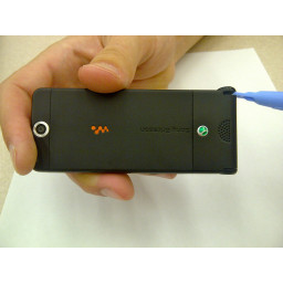 Снятие откидной крышки Sony Ericsson W350a